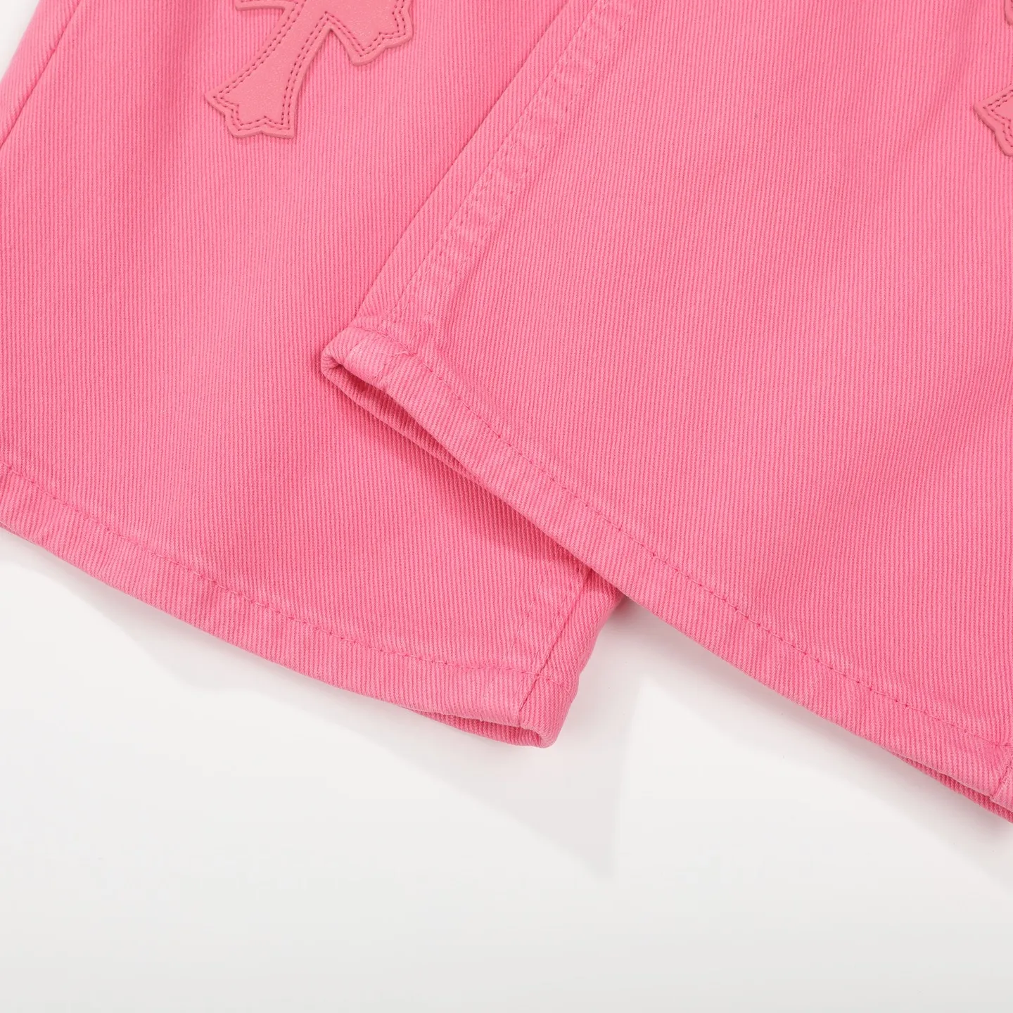 P260 Chrome hearts｜ch Chrome Hearts Limited Barbie Pink Leather Jeans for Girls - Charming dopamine personalized jeans, indispensable for fashionistas, the same model for celebrities, and one touted by many bloggers. This new pair of pants is perfect in terms of shape and upper body. It is no exaggeration to say that making a pair of jeans is equivalent to making 20 short-sleeved pieces. The fabric is made of high-quality imported denim. It has a unique high-end texture. I am very satisfied with it after washing and proofing several times.  Color: Barbie Pink Size: 28/30/32/34 Waist: 74/76/78/80 Pants Length: 101/102/103/104